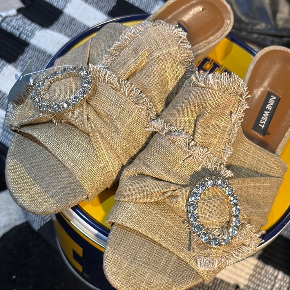 Nine West Tan Mules Stylish and Comfortable size 9 - Picture 3 of 4